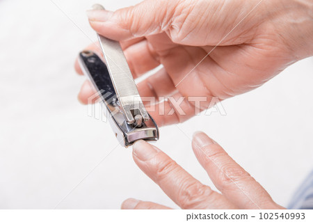 [A middle-aged woman who cuts her fingernails Mouton] 102540993