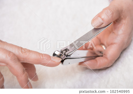 [A middle-aged woman who cuts her fingernails Mouton] 102540995