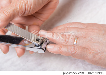 [A middle-aged woman who cuts her fingernails Mouton] 102540996