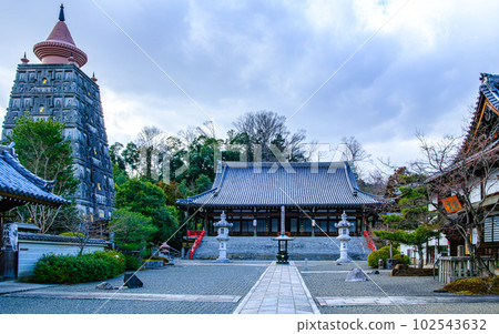 Front view of Rakuhoku Myomanji Temple, Kyoto 102543632