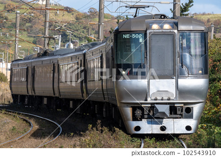 JR北海道785系列NE-502列車在室蘭支線上行駛 JR北海道785系列NE-502列車在室蘭支線上行駛 102543910