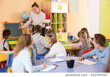 Elementary age group of pupil listening teacher Elementary age group of pupil listening teacher 102544305
