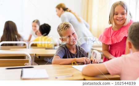 Kids doing group tasks 102544839