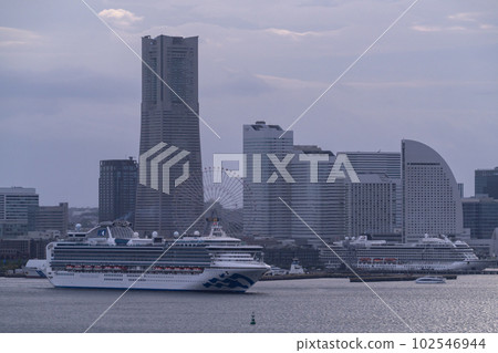 《Kanagawa Prefecture》Departing luxury liner and the cityscape of downtown Yokohama 102546944