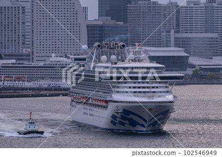 《Kanagawa Prefecture》Departing luxury liner and the cityscape of downtown Yokohama 《Kanagawa Prefecture》Departing luxury liner and the cityscape of downtown Yokohama 102546949