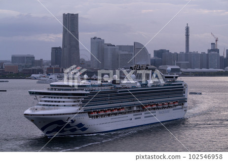 《Kanagawa Prefecture》Departing luxury liner and the cityscape of downtown Yokohama 102546958