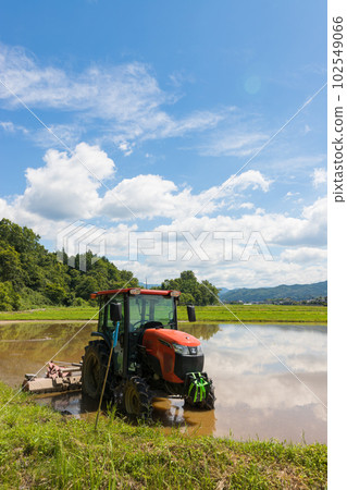 Paddy field and tractor (Innai Town, Usa City, Oita Prefecture) [July] 102549066