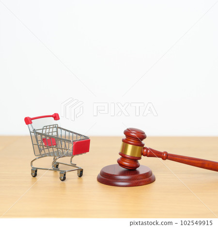 Judge gavel and small shopping cart on desk. online auction and bidding, Trade Regulations, Consumer protection Law, online shopping, E commerce, Tax, Digital, justice and judgment concept 102549915