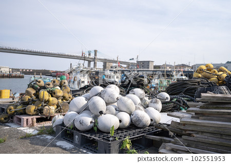 堆積浮球的漁港 102551953