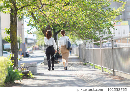 一位辦公室女士走出去的後視圖 102552765