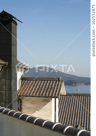 Earthen storehouse and distant view of Tomonoura 102552875
