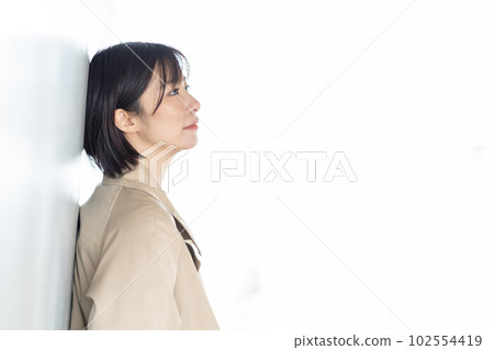 穿大衣的女人等待見面的女人一臉倦容的女人 102554419