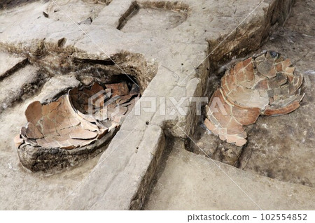 Yoshinogari Ruins, Jar Coffin of North Burial Mound Yoshinogari Ruins, Jar Coffin of North Burial Mound 102554852