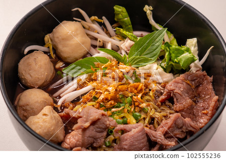 Thai noodle with pork is a street food that Thai noodle with pork is a street food that 102555236