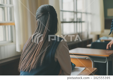少女 教室 高中生 102555395