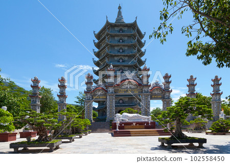 Statue of the reclining Buddha at the Linh Ung Pagoda in Da Nang 102558450