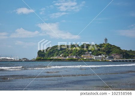 白色波浪和江之島的湘南海灘 102558566