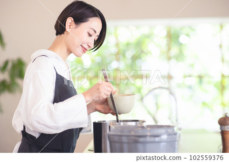 A woman who cooks in the kitchen 102559376