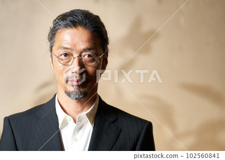 面朝前方轉眼的帥帥帥哥 102560841