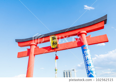 [Urban scenery of Tokyo] Haneda Anamori Inari Shrine Old Torii Gate 102562515
