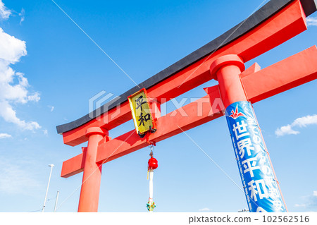 [Urban scenery of Tokyo] Haneda Anamori Inari Shrine Old Torii Gate 102562516
