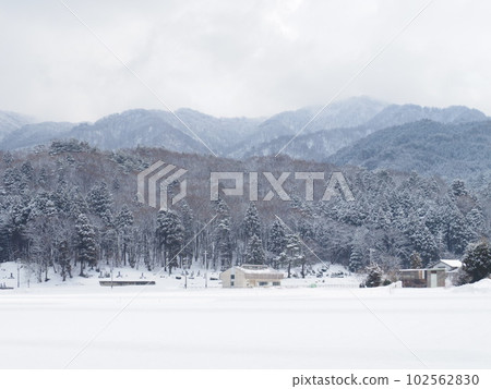 Cold village in winter [Tanai City, Niigata Prefecture] 102562830