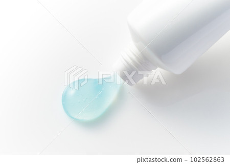 從白色背景管中提取的藍色凝膠特寫 從白色背景管中提取的藍色凝膠特寫 102562863