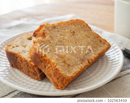 2 片香蕉麵包放在盤子裡 2 片香蕉麵包放在盤子裡 102563430