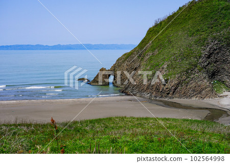 Echigo Nanaura Seaside Line Kakumihama sea cave with Sado Island in the background Echigo Nanaura Seaside Line Kakumihama sea cave with Sado Island in the background 102564998