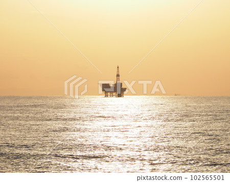 從桃崎海灘看到的岩船衝油氣田和日本海的夕陽【新潟縣胎內市】 102565501