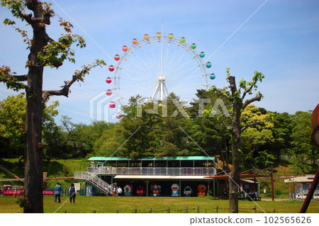 Itozu no Mori公園的藍天和大型摩天輪 廣場上安裝的遊樂設施 102565626