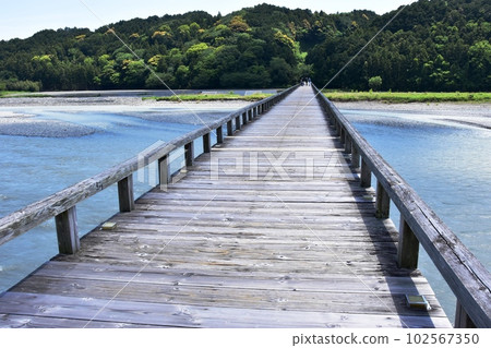 島田市 橫跨大井川和對岸森林的蓬萊橋（南岸） 102567350