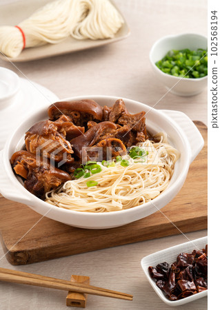 豬腳麵線 閏月 台灣 小吃 滷豬腳 豬腳 pork knuckle vermicelli 豚足 102568194