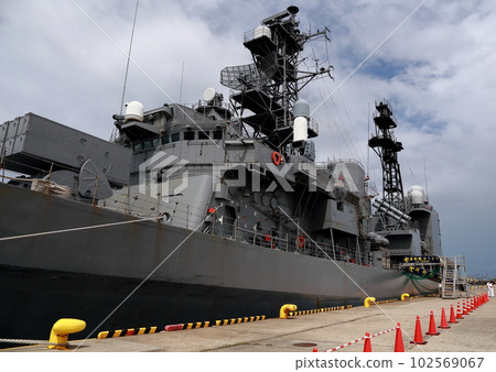 海上自衛隊護衛艦夕霧橋 102569067