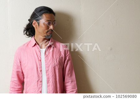 Senior man wearing a bright pink shirt 102569080