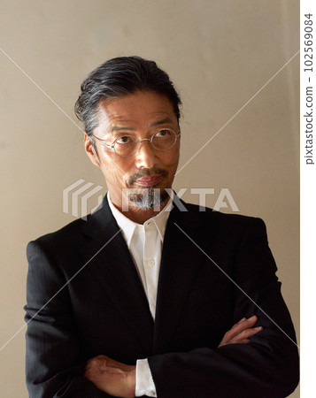 Cool senior man wearing eyeglasses with a beard 102569084