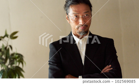 戴眼鏡留鬍子的酷老人 102569085