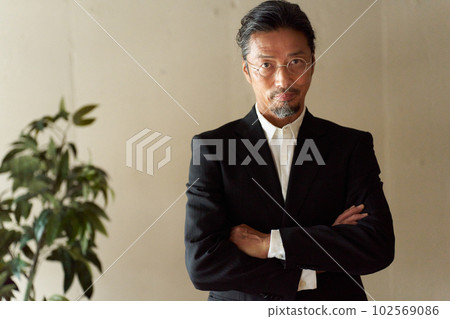 Cool senior man wearing eyeglasses with a beard 102569086