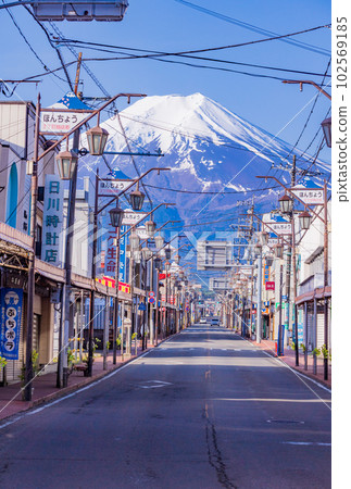 （山梨縣）以雄偉的富士山為背景的富士吉田市本町二丁目商店街 102569185