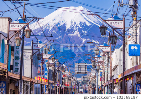 (Yamanashi Prefecture) Honcho 2-chome shopping street in Fujiyoshida City with magnificent Mt. Fuji in the background 102569187