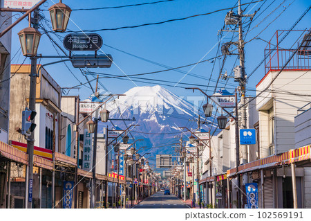 (Yamanashi Prefecture) Honcho 2-chome shopping street in Fujiyoshida City with magnificent Mt. Fuji in the background 102569191
