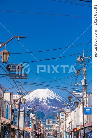 (Yamanashi Prefecture) Honcho 2-chome shopping street in Fujiyoshida City with magnificent Mt. Fuji in the background 102569192