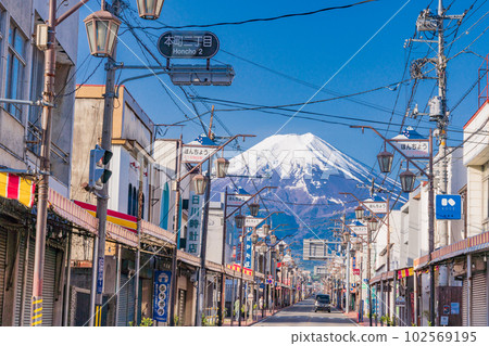 (Yamanashi Prefecture) Honcho 2-chome shopping street in Fujiyoshida City with magnificent Mt. Fuji in the background 102569195