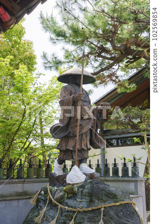 Kazuraidera Temple:新綠環繞的修行僧(弘法大師)像--大阪府藤井寺-- Kazuraidera Temple:新綠環繞的修行僧(弘法大師)像--大阪府藤井寺-- 102569854