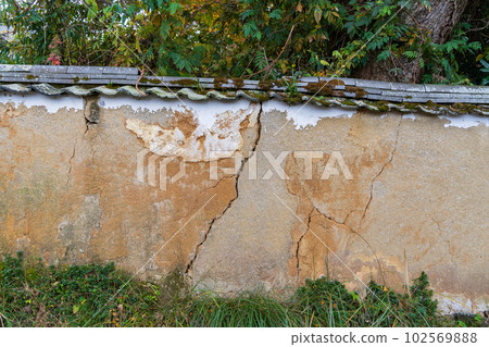 有被剝皮的膏藥的一個老土牆 102569888