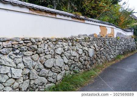 有剝落的膏藥的一個老土牆 102569889