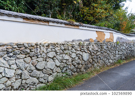 有剝落的膏藥的一個老土牆 102569890