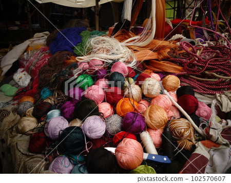 [Uzbekistan] Colorful balls of wool piled up at the market (Bukhara) 102570607