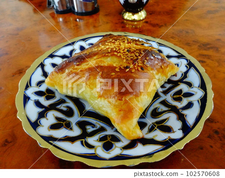 [Uzbekistan] Close-up of samosa on the table (Bukhara) 102570608