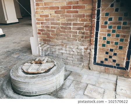 [Uzbekistan] Well and brick wall in Kalan Mosque (Bukhara) 102570622